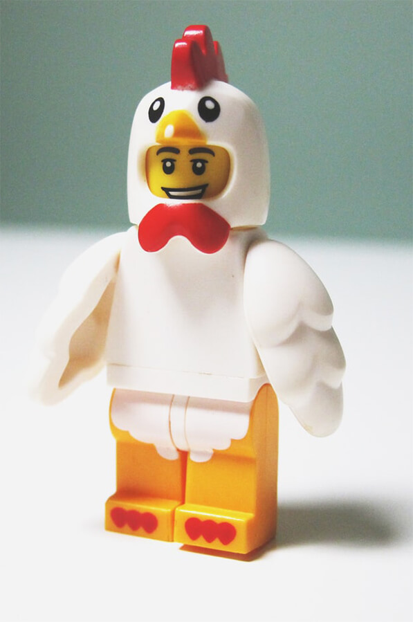 figurine lego déguisée en poule